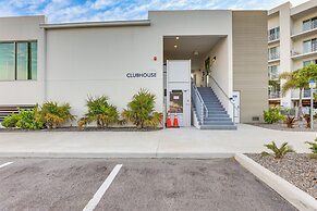 Chic Sarasota Condo w/ Balcony: 2 Mi to Beaches!