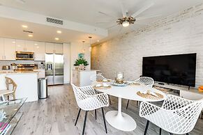 Chic Sarasota Condo w/ Balcony: 2 Mi to Beaches!