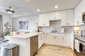 Chic Sarasota Condo w/ Balcony: 2 Mi to Beaches!