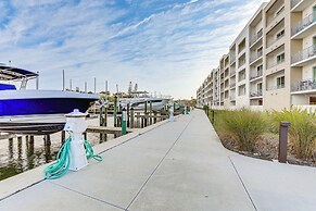Chic Sarasota Condo w/ Balcony: 2 Mi to Beaches!