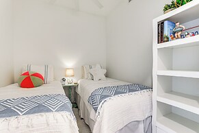 Chic Sarasota Condo w/ Balcony: 2 Mi to Beaches!