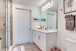 Chic Sarasota Condo w/ Balcony: 2 Mi to Beaches!