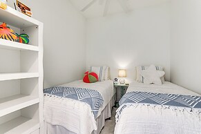Chic Sarasota Condo w/ Balcony: 2 Mi to Beaches!