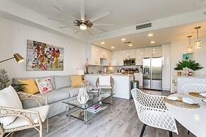 Chic Sarasota Condo w/ Balcony: 2 Mi to Beaches!