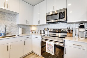 Chic Sarasota Condo w/ Balcony: 2 Mi to Beaches!