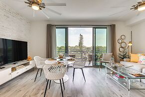 Chic Sarasota Condo w/ Balcony: 2 Mi to Beaches!