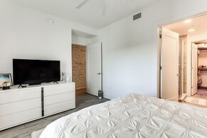 Chic Sarasota Condo w/ Balcony: 2 Mi to Beaches!