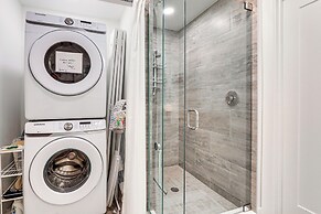 Chic Sarasota Condo w/ Balcony: 2 Mi to Beaches!