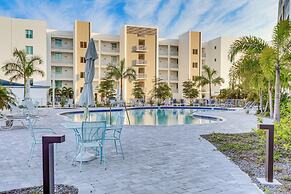 Chic Sarasota Condo w/ Balcony: 2 Mi to Beaches!