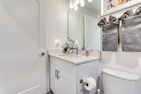 Chic Sarasota Condo w/ Balcony: 2 Mi to Beaches!