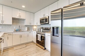 Chic Sarasota Condo w/ Balcony: 2 Mi to Beaches!