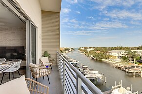 Chic Sarasota Condo w/ Balcony: 2 Mi to Beaches!