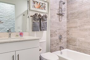 Chic Sarasota Condo w/ Balcony: 2 Mi to Beaches!