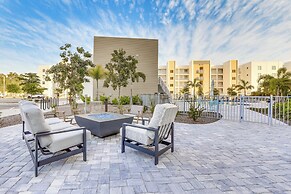 Chic Sarasota Condo w/ Balcony: 2 Mi to Beaches!