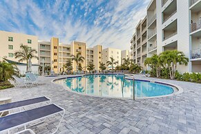 Chic Sarasota Condo w/ Balcony: 2 Mi to Beaches!
