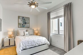 Chic Sarasota Condo w/ Balcony: 2 Mi to Beaches!