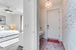 Chic Sarasota Condo w/ Balcony: 2 Mi to Beaches!