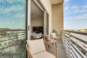 Chic Sarasota Condo w/ Balcony: 2 Mi to Beaches!