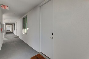 Chic Sarasota Condo w/ Balcony: 2 Mi to Beaches!