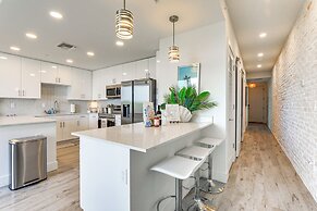 Chic Sarasota Condo w/ Balcony: 2 Mi to Beaches!