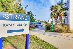 Chic Sarasota Condo w/ Balcony: 2 Mi to Beaches!