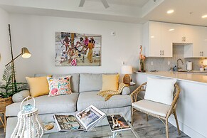 Chic Sarasota Condo w/ Balcony: 2 Mi to Beaches!