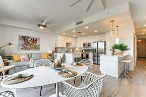 Chic Sarasota Condo w/ Balcony: 2 Mi to Beaches!