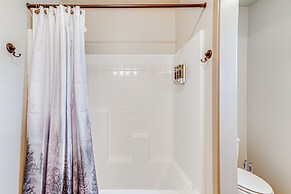 Charming Donnelly Home - 1 Mi to Lake Cascade!