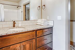 Charming Donnelly Home - 1 Mi to Lake Cascade!