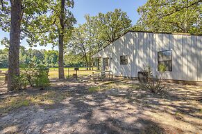 Pet-friendly Cabin Rental: 5 Mi to Sardis Lake!