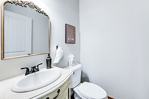 Scenic Getaway w/ Deck: 7 Mi to Mammoth Cave Park!