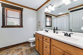 Scenic Getaway w/ Deck: 7 Mi to Mammoth Cave Park!