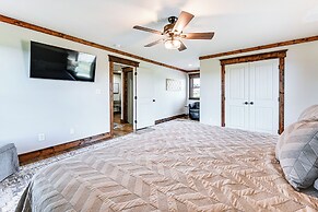 Scenic Getaway w/ Deck: 7 Mi to Mammoth Cave Park!