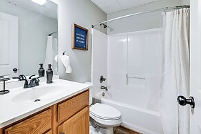 Scenic Getaway w/ Deck: 7 Mi to Mammoth Cave Park!