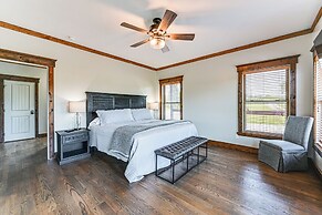 Scenic Getaway w/ Deck: 7 Mi to Mammoth Cave Park!