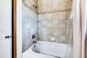 Scenic Getaway w/ Deck: 7 Mi to Mammoth Cave Park!