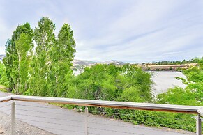 Oregon Retreat w/ Balcony: Steps to Columbia River