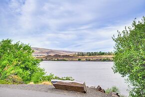 Oregon Retreat w/ Balcony: Steps to Columbia River