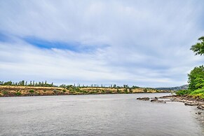 Oregon Retreat w/ Balcony: Steps to Columbia River