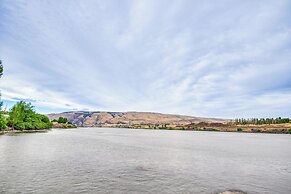 Oregon Retreat w/ Balcony: Steps to Columbia River