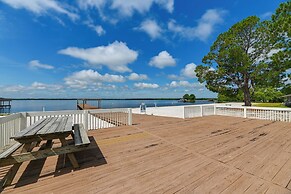 Family-friendly Harrells Home w/ Fire Pit + Kayaks