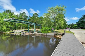 Family-friendly Harrells Home w/ Fire Pit + Kayaks