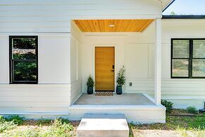 Sleek Tennessee Retreat: 2 Mi to Center Hill Lake!