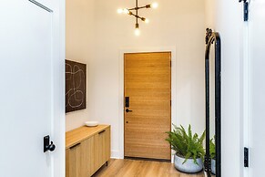 Sleek Tennessee Retreat: 2 Mi to Center Hill Lake!