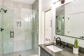 Sleek Tennessee Retreat: 2 Mi to Center Hill Lake!