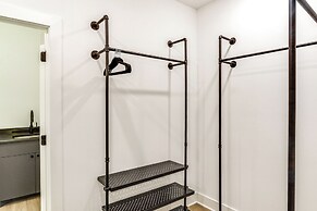 Sleek Tennessee Retreat: 2 Mi to Center Hill Lake!