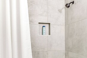 Sleek Tennessee Retreat: 2 Mi to Center Hill Lake!