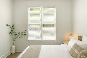 Sleek Tennessee Retreat: 2 Mi to Center Hill Lake!