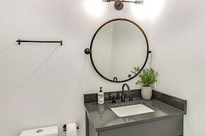 Sleek Tennessee Retreat: 2 Mi to Center Hill Lake!