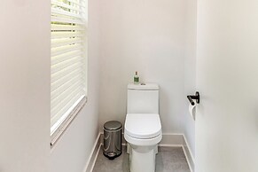 Sleek Tennessee Retreat: 2 Mi to Center Hill Lake!